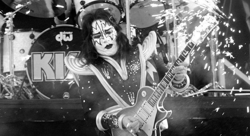 Elhunyt a KISS legendás gitárosa