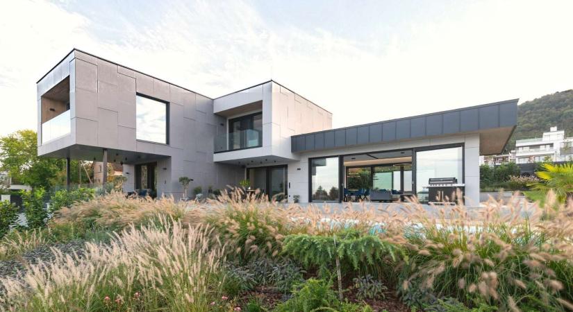 Konzolos villa Óbudán – kortárs családi ház északi panorámával
