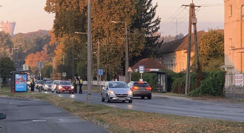 Bekezdtek a rendőrök pénteken, közúti razzia a Cseri úton