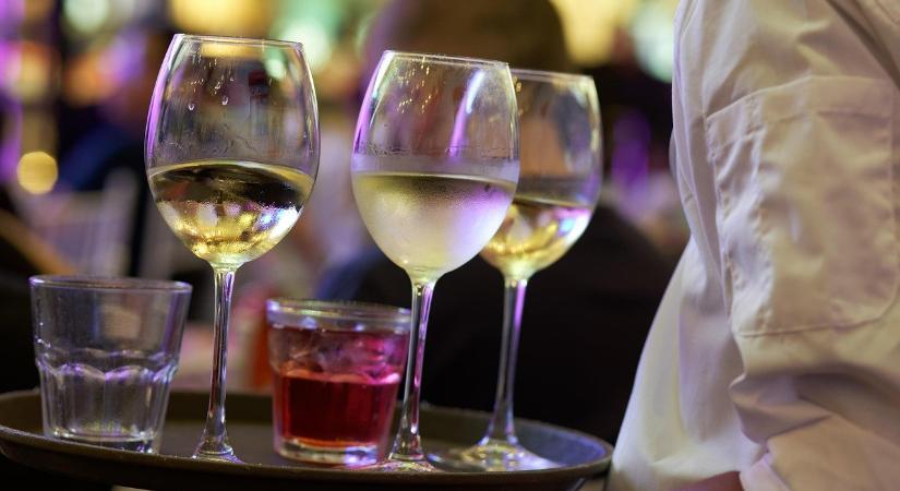 Egy mozdulat mentette meg a nő életét – a pincér azonnal cselekedett