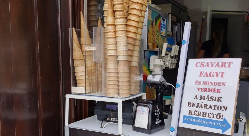 Fiatal vandál akcióban: autóbusz és fagyizó is áldozatul estek