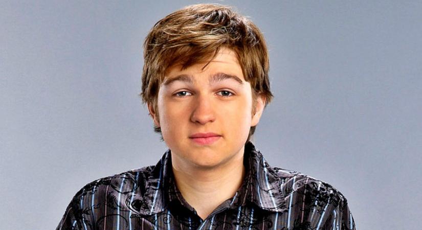 Sokkoló fotókon a 32 éves Angus T. Jones, a Két pasi – meg egy kicsi egykori gyereksztárja