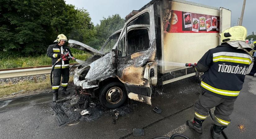 Kigyulladt kisteherautó miatt torlódik az M7-es