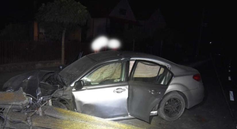 Dőlt az oszlop, szakadt a kábel: áram nélkül maradtak a részeg autós miatt