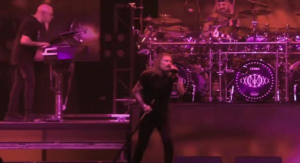 A Dream Theater bemutatta a 'Barstool Warrior' élő verzióját az új koncertlemezről