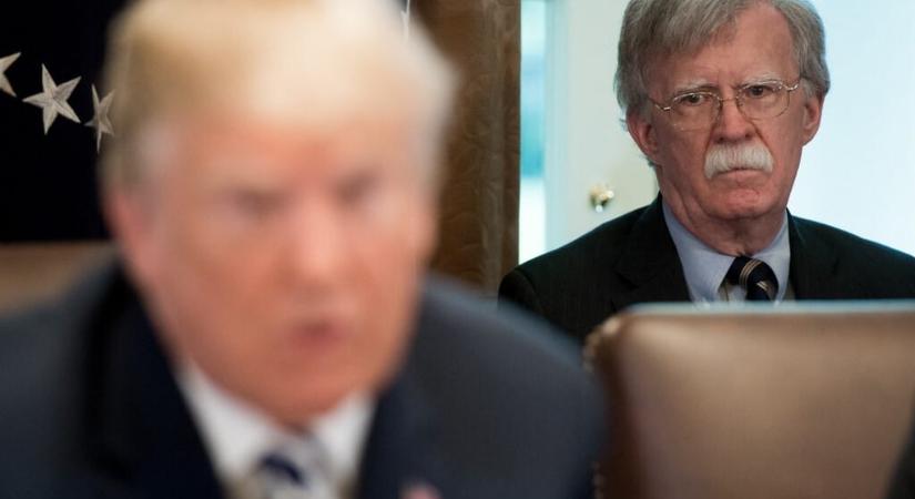 Vád alá helyezték a Donald Trumppal szembeforduló korábbi tanácsadóját
