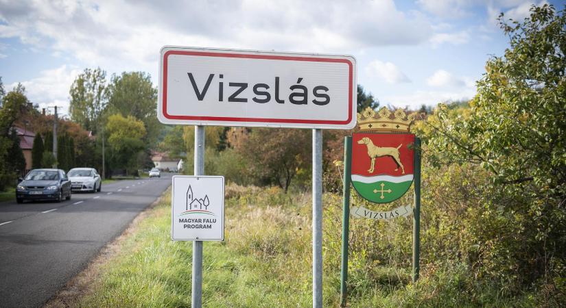 Romák, palócok és gyüttmentek – Vizslás kicsit visszalép, enyhíteni készül szigorú településvédelmi rendeletén