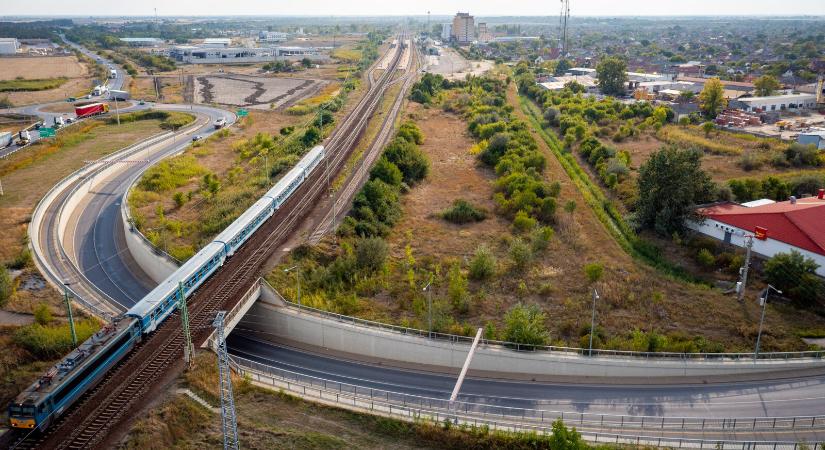 Fontos szakaszon gyorsulhatnak a vonatok Budapest-Újszász-Szolnok vasútvonalon