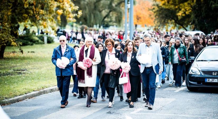 A Miskolci Egyetem rózsaszín ellentámadásba lendült a mellrák ellen