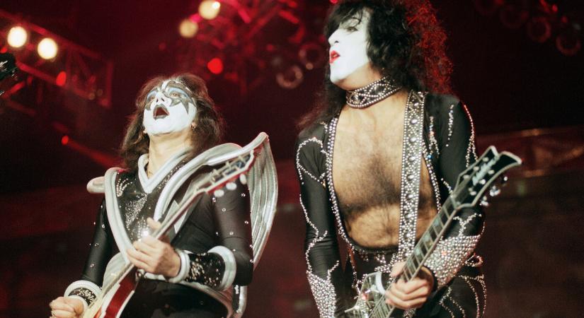 Elhunyt a KISS zenekar egykori gitárosa