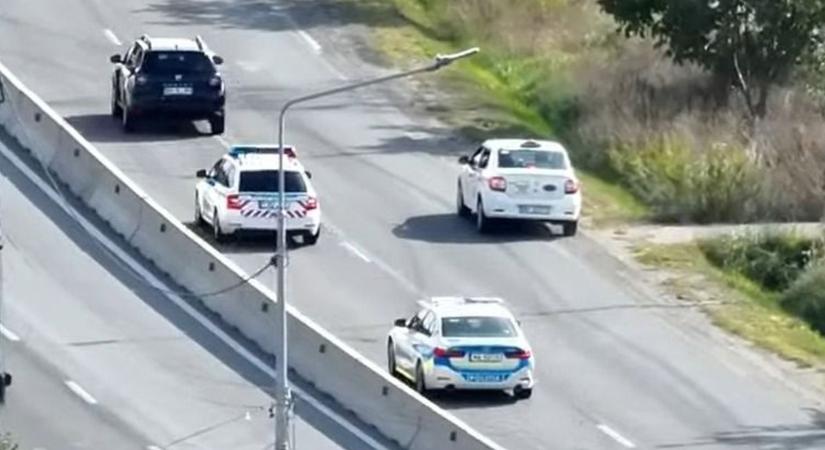 Akciófilmben se látni ilyet! Autósüldözés Újfalu mellett, két ország rendőrei kergették a fekete Daciát – videóval