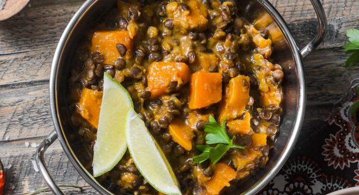Melengető curry sütőtökkel és lencsével: az igazi őszi kényeztetés