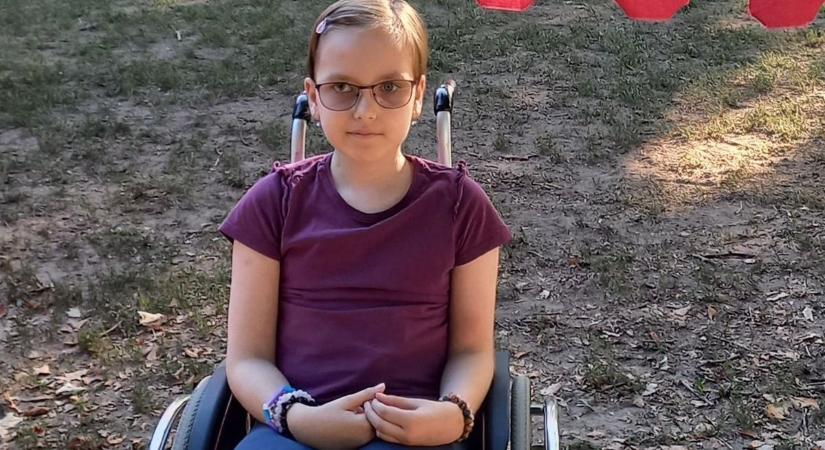 Tíz hónapig bénultan feküdt, csak pislogással kommunikált – ma már mosolyog, és most minden erejével azért küzd, hogy talpra állhasson
