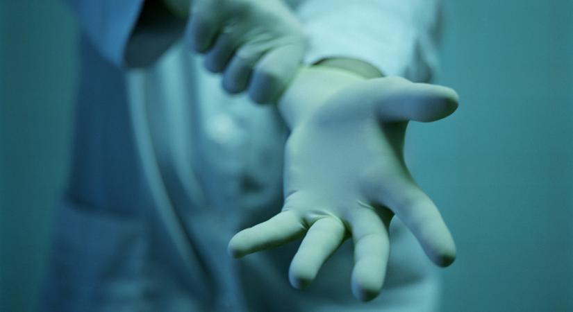 Lánya kezébe adta a koponyafűrészt - műtét közben