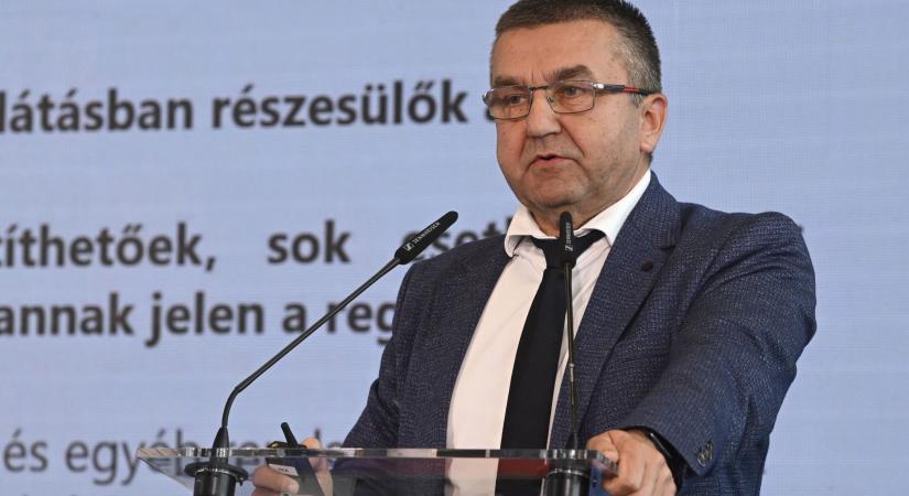 Azon dolgozunk, hogy egyre több pénz maradjon a családok zsebében – jelentette ki Czomba Sándor