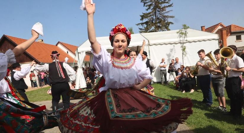 Szavazz, melyik a legszebb magyar településnév! Lánycsók, Gyöngyfa vagy Zengőrvárkony?