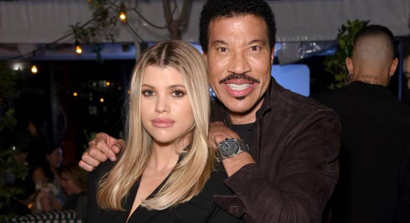 Második babáját várja Lionel Richie lánya: a szépséges Sofiának már ekkora a babapocakja