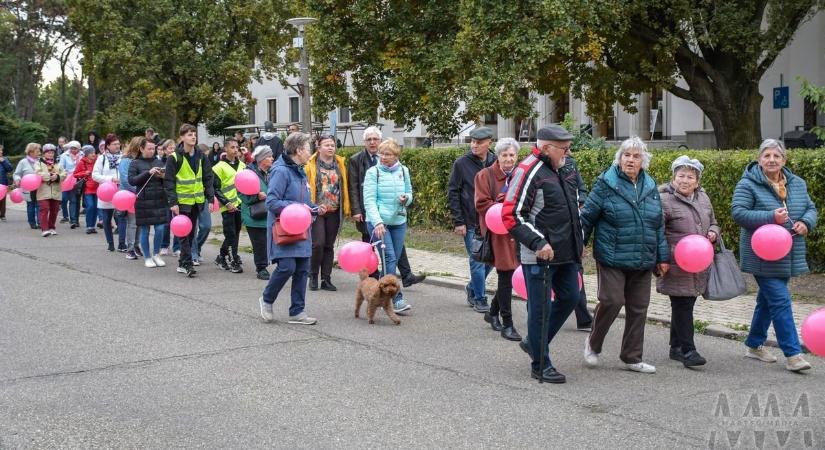 Rózsaszín lufik árasztották el a várost