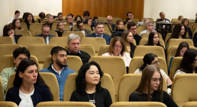 Új korszak küszöbén a biotechnológia – világszínvonalú kutatók gyűltek össze Debrecenben