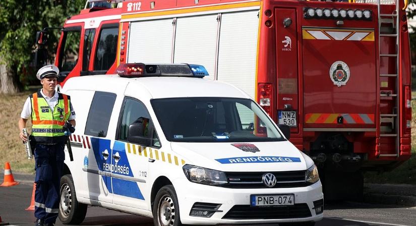 Furgon és személyautó ütközött Kiskunfélegyháza közelében, lezárták az útszakaszt