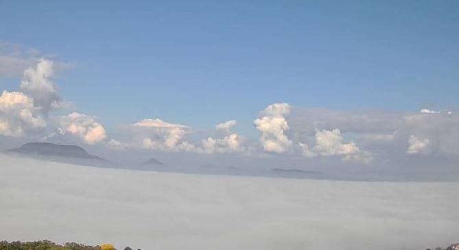 Cumulusok nőttek ki a ködből a Balatonnál