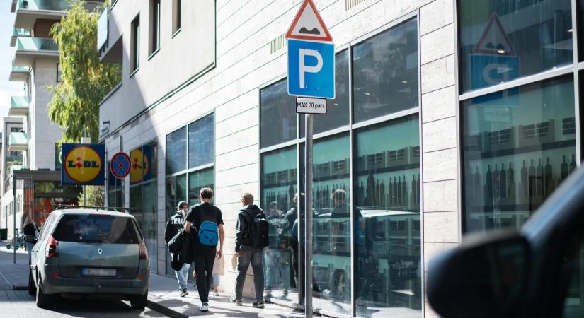 Félórás parkolóhelyeket vezettek be Budapesten