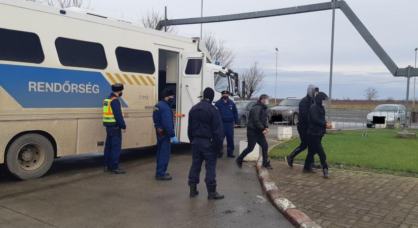 Átadták a román hatóságnak a Kállósemjénnél elfogott 18 illegális migránst