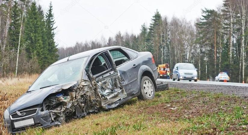 Árokba hajtott egy autó a 77-es főúton