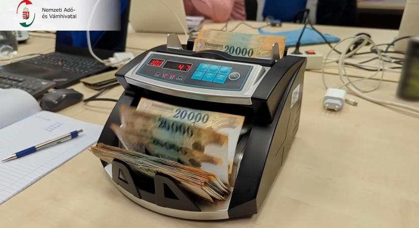 Több mint egymilliárd forint kárt okozott a költségvetésnek a takarításra szakosodott bűnszervezet