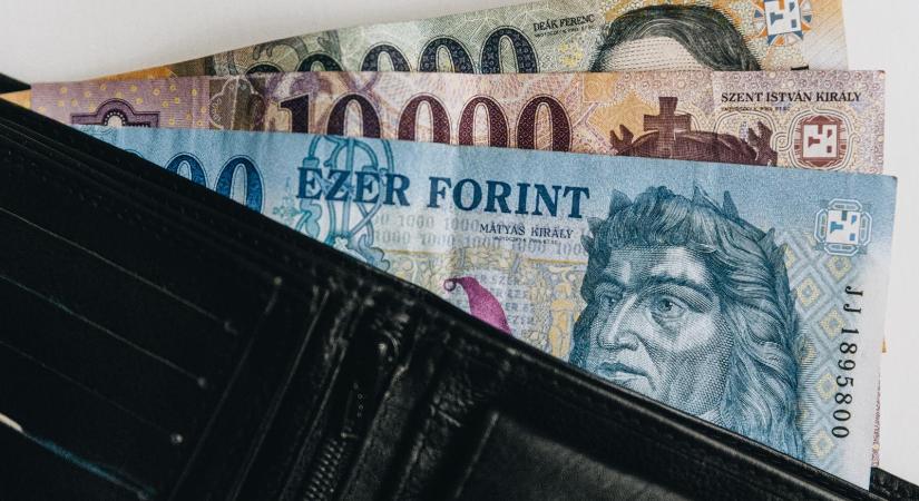 Emelkednek a bérek, de ez sem boldogítja a magyarokat