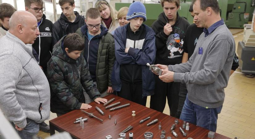 Megnyílt a pályaválasztási kiállítás Székesfehérváron (galéria)