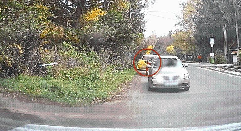 Bokorba csapódott egy autó Kismarosnál, hirtelen fékezett az előtte lévő