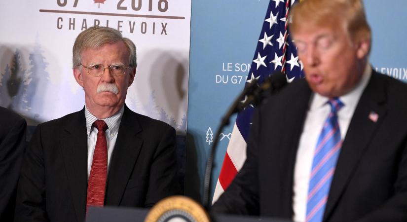 Vádat emeltek Donald Trump volt nemzetbiztonsági tanácsadója ellen, aki élesen bírálta az amerikai elnököt és még könyvet is írt róla