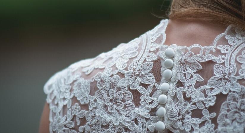 Újabb menyasszonyi ruhán csámcsog az internet