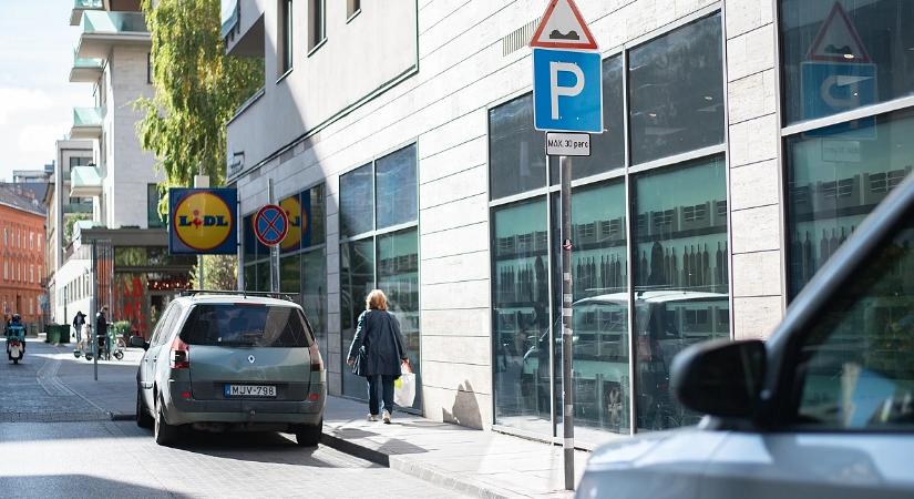 Figyelem autósok: nagy változás élesedik a parkolásban, régóta várt megoldást vezetnek be