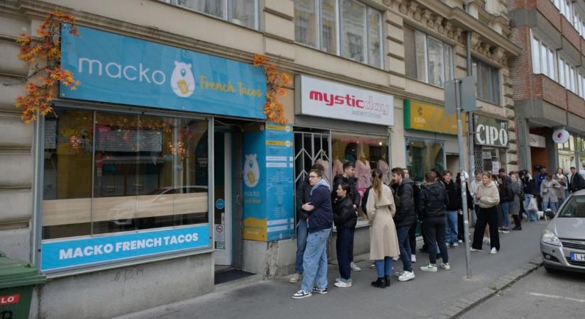 Megőrültek érte a szegediek: ingyen tacóért álltak sorba a Kígyó utcában