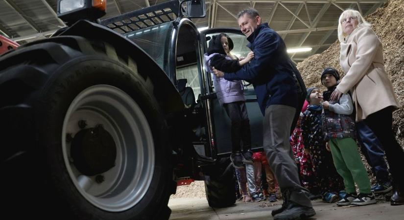 Óvodásokat tereltek be egy kazánházba - képekkel