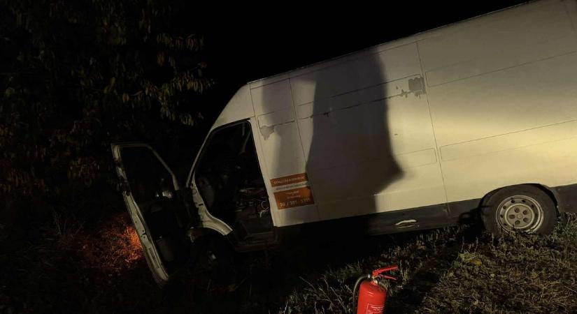 Árokban kötött ki egy furgon a 82-esen, többen is utaztak benne
