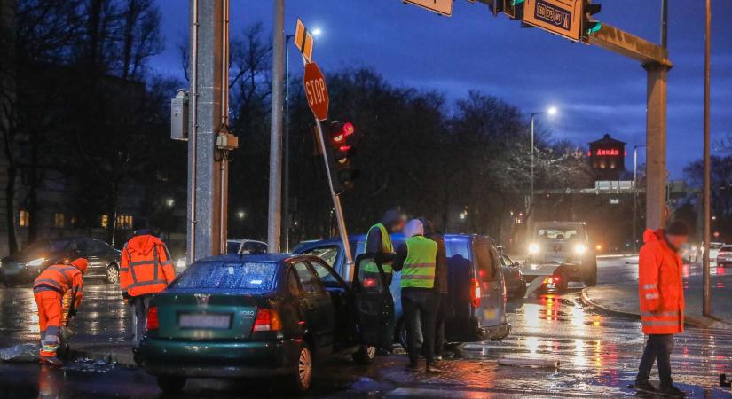 Két autó ütközött a Nádor aluljárónál Győrben – a jelzőlámpa is bánja a karambolt – fotók