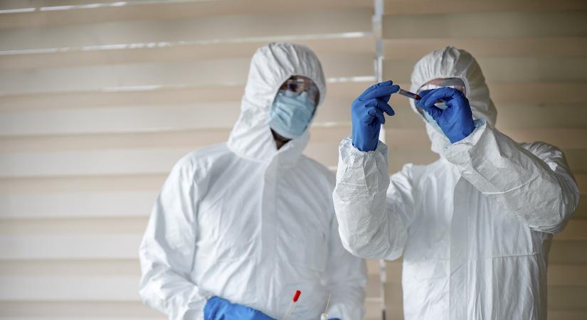 Brit szakértők: kérdéses, hogy több halálesetet okoz-e a mutáns brit koronavírus