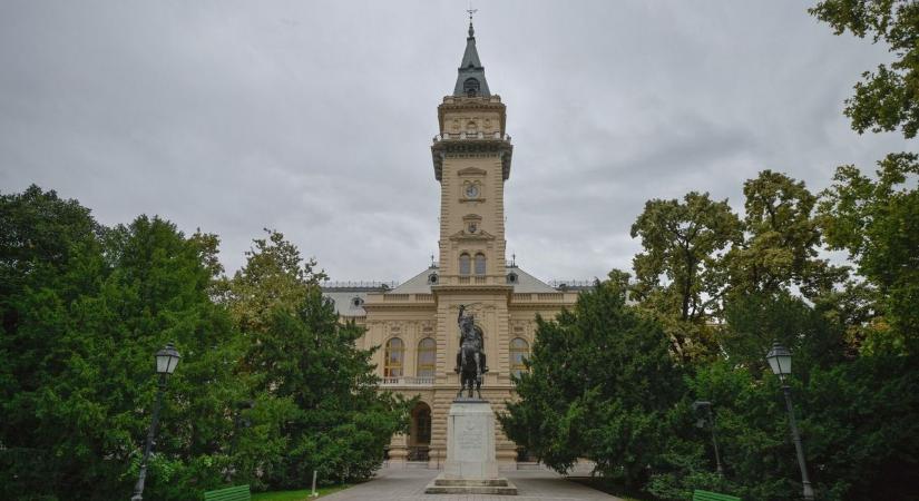 Bronzba öntik Vásárhely múltját: ő az a neves író, akit Vásárhely országgyűlési képviselőnek választott