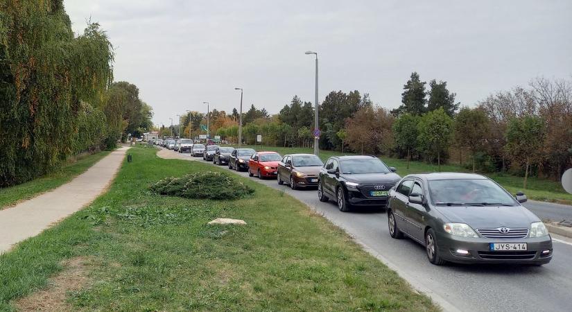 Óriási dugó Tatánál, mondjuk miért állnak az autók órák óta