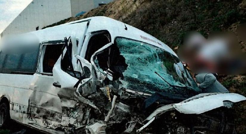 Borzalmas pillanatok: gyorshajtó miatt csapódott árokba az autóbusz videó