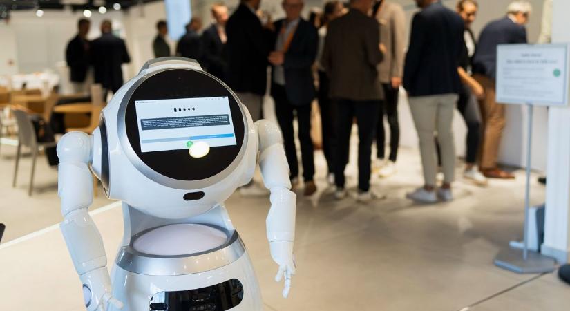 Út a jövőbe: robot segíti a dolgozók munkáját a felkapott autószalonban