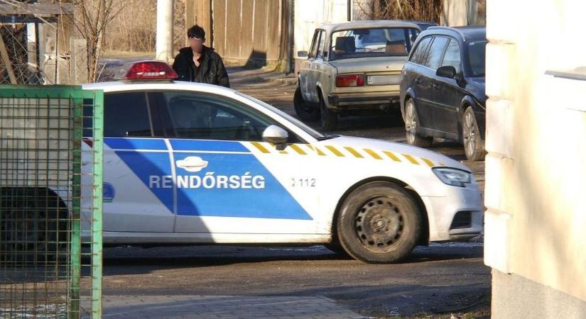 Horror a nyíregyházi lakásban, egyedül hagyott gyerekek mellett feküdt a holttest