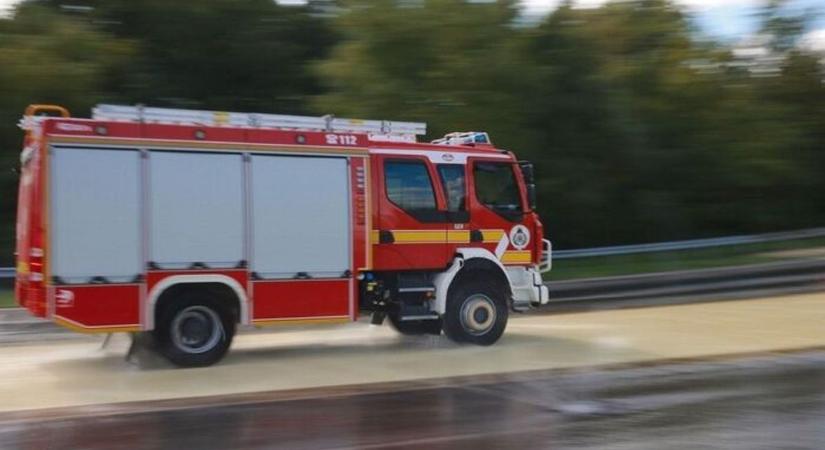 Lángokban egy kocsi az egyik körforgalomnál Füzesabonyban
