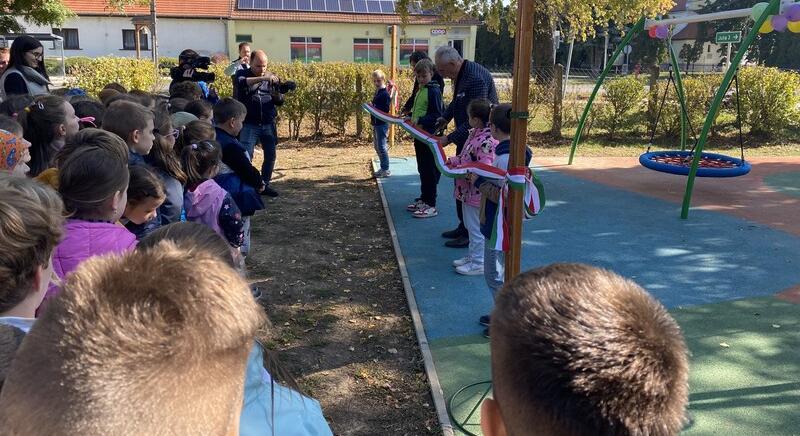 Új játszótéren vezethetik le az energiájukat a gyerekek