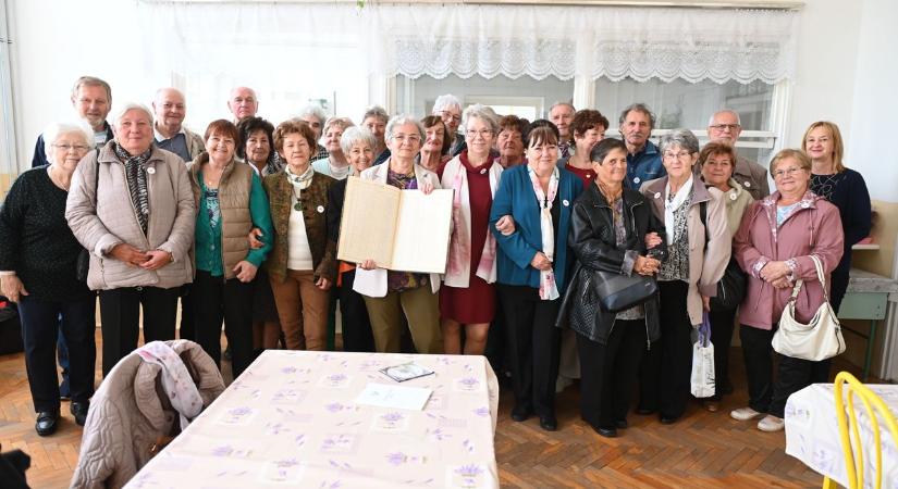 Hatvan év után is tartják egymással a kapcsolatot, öregdiákok találkoztak Szolnokon