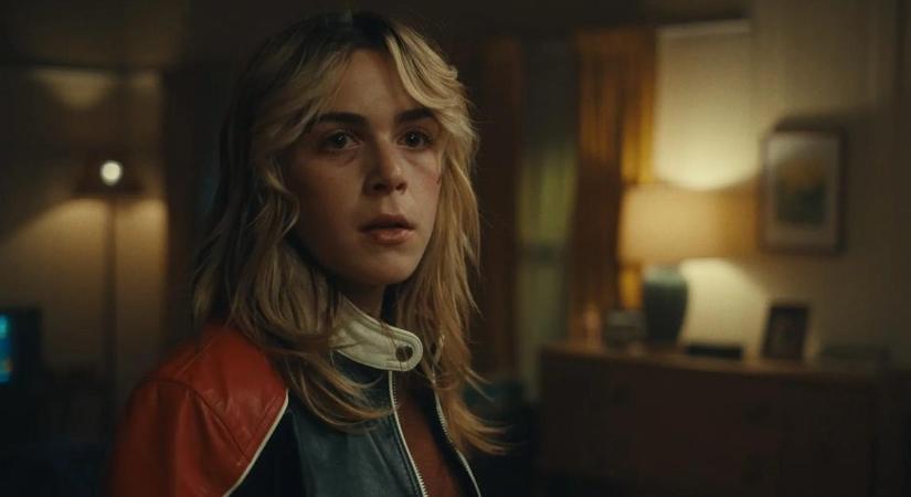 Sabrina és Jessica Jones összemelegednek a Stone Cold Fox előzetesében