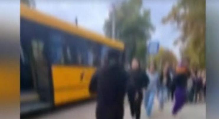 Tömegverekedésig fajult két tinilány bunyója Ricsén – videó